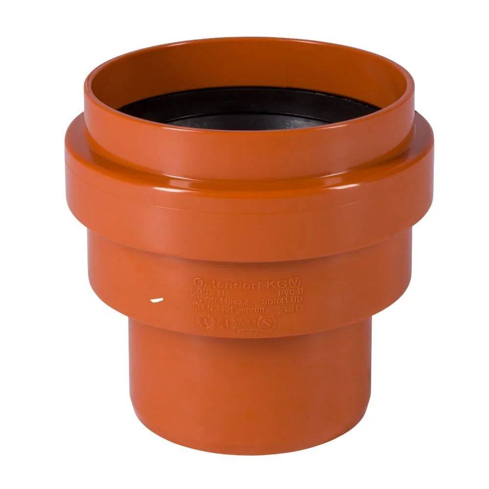 Ein orangefarbener Kunststoffrohrverbinder mit breitem Flansch. Er verbindet zwei Rohrabschnitte und wird häufig in Rohrleitungs- oder Entwässerungssystemen verwendet.