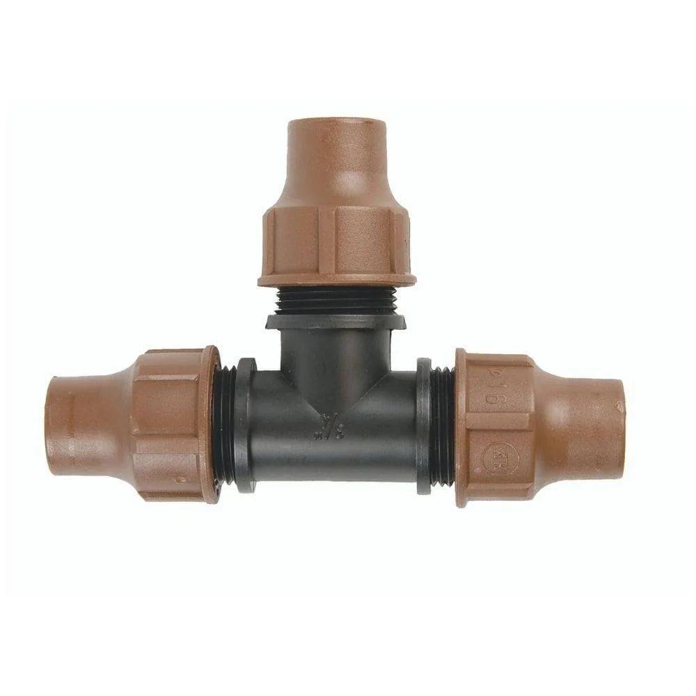 Ein T-förmiger Kunststoffrohrverbinder mit braunen Fittings für Sanitär- oder Bewässerungssysteme.