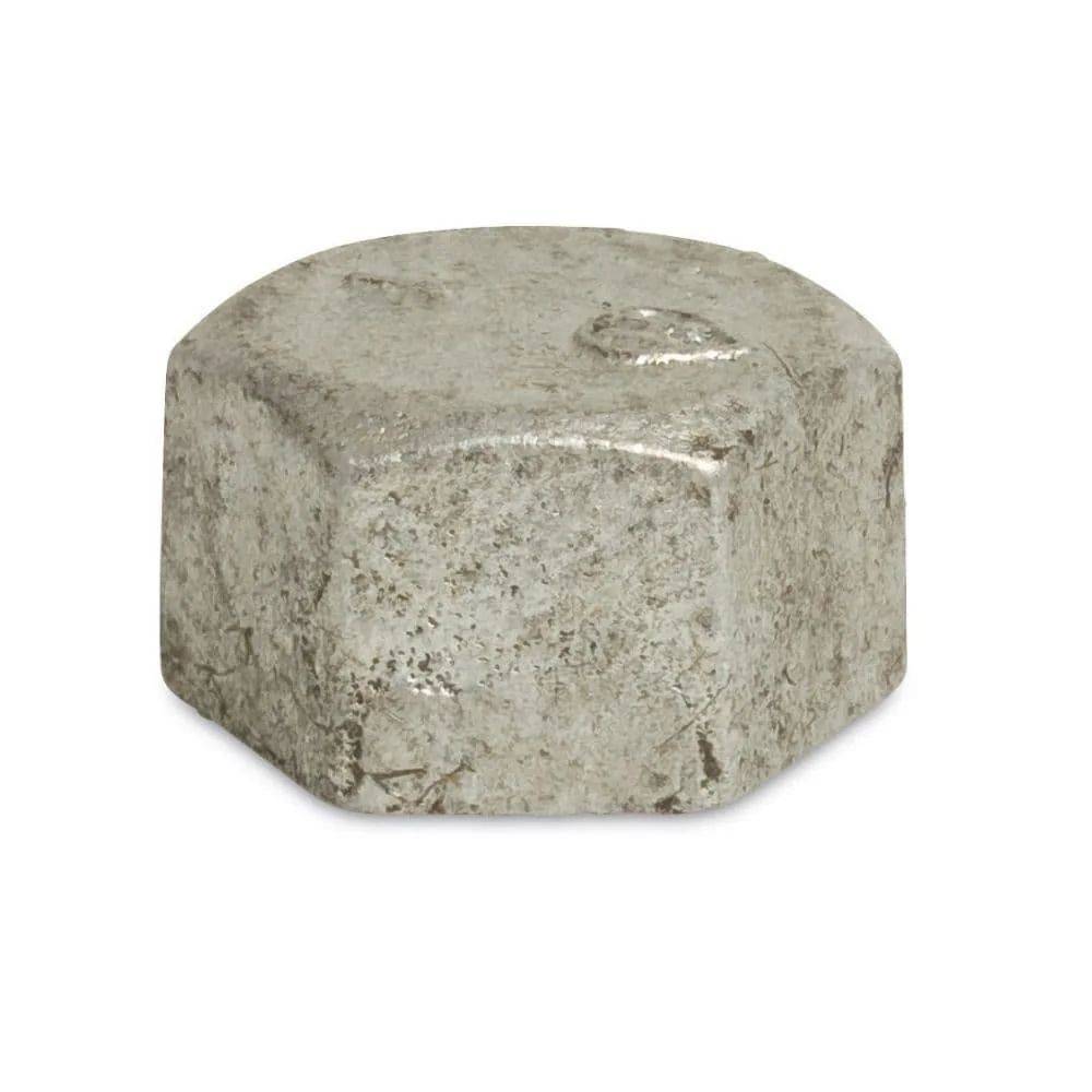 Ein sechseckiges Stück Rohmetall, unpoliert, möglicherweise ein gegossener Metallbarren oder eine Komponente, dargestellt auf einem schlichten weißen Hintergrund.