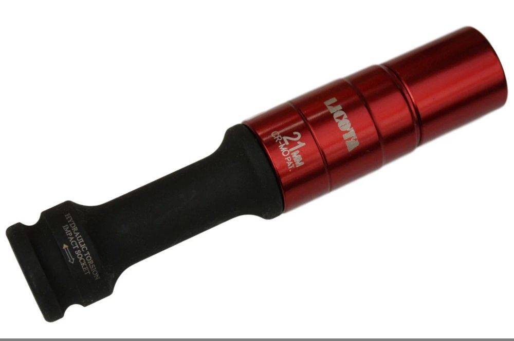 Ein rot und schwarz gefärbtes 24-mm-Steckschlüssel-Verlängerungsstück der Marke 'Licota' mit ergonomischem Griff und Chromfinish.