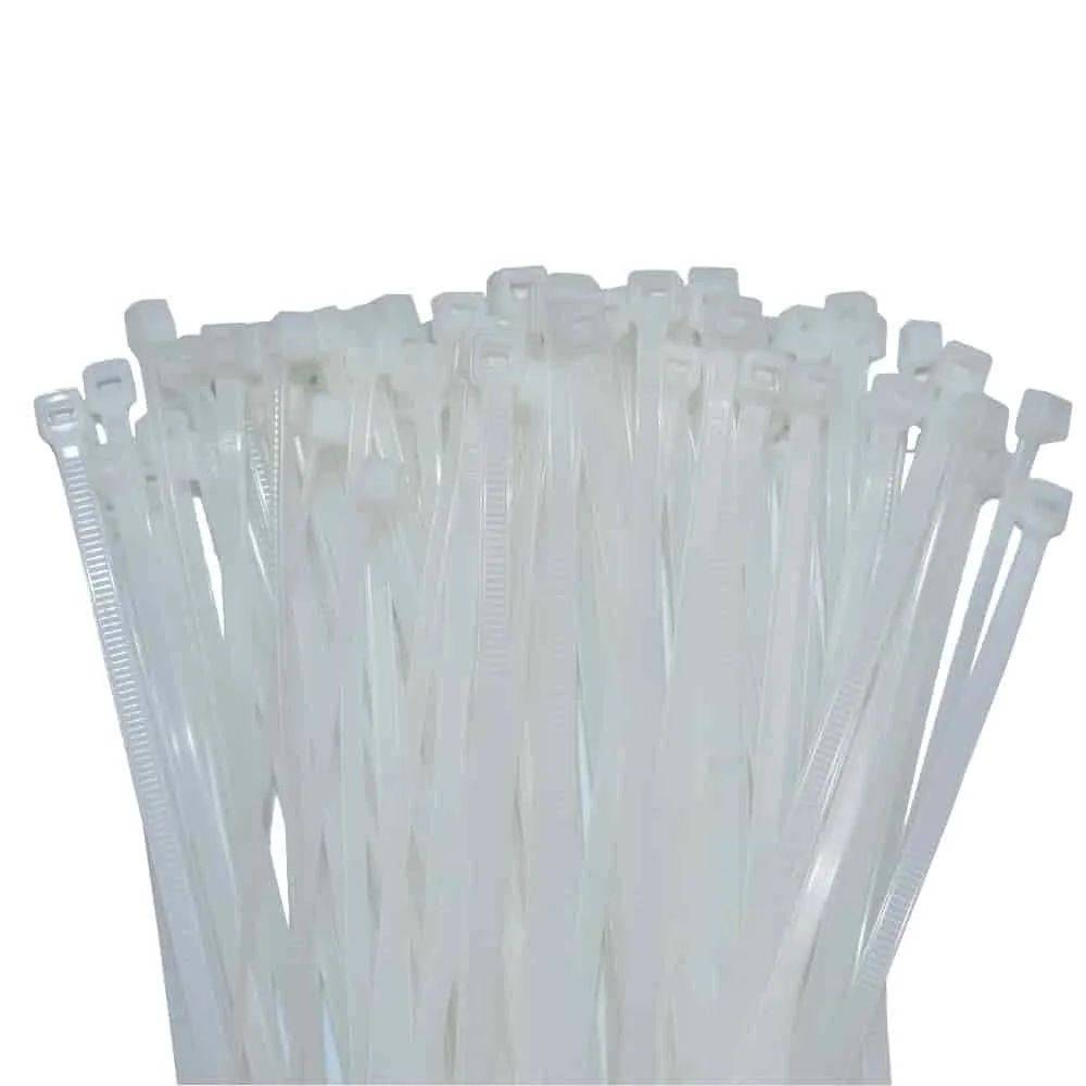 Ein Bündel weißer Kabelbinder, die aufrecht stehen und ihre Verschlüsse und gerillten Bänder zeigen, werden zum Sichern oder Organisieren von Kabeln und Drähten verwendet.