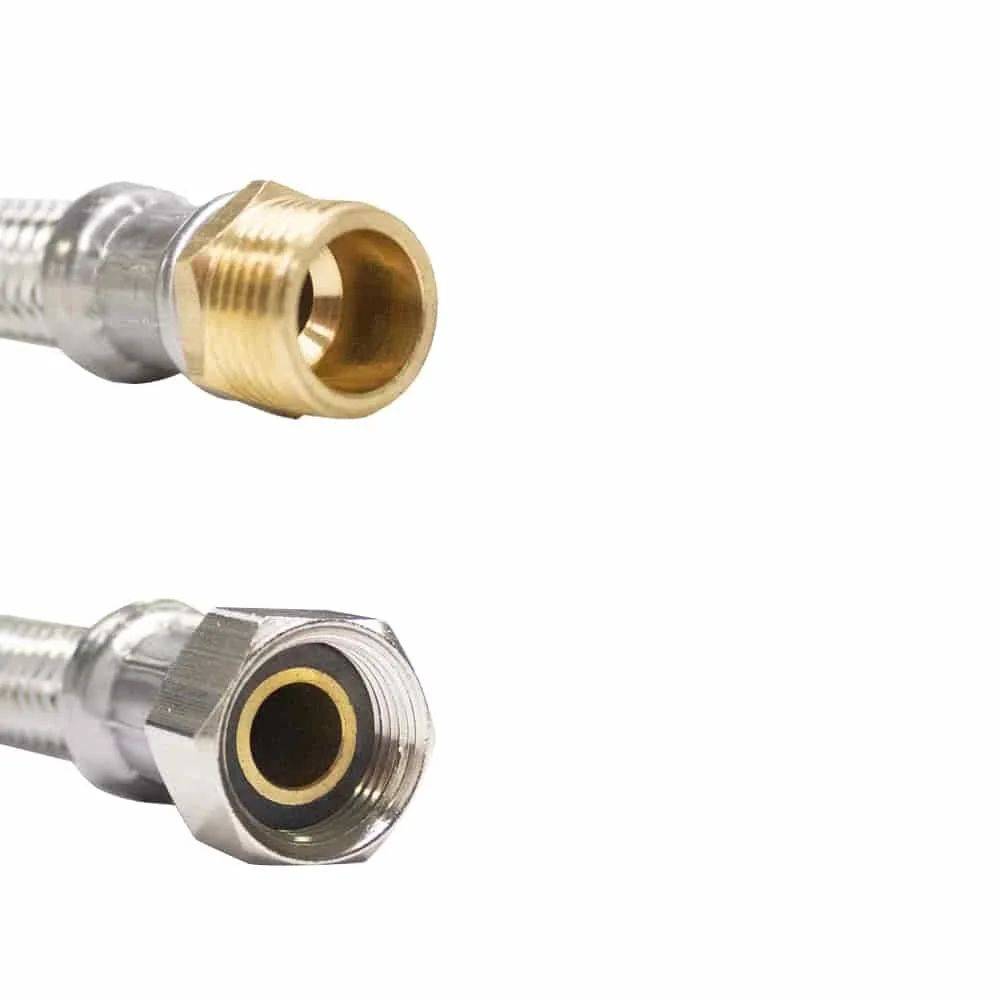 Zwei geflochtene Edelstahlschläuche mit Metallanschlüssen auf weißem Hintergrund; eine Armatur ist aus Messing, die andere ist versilbert.