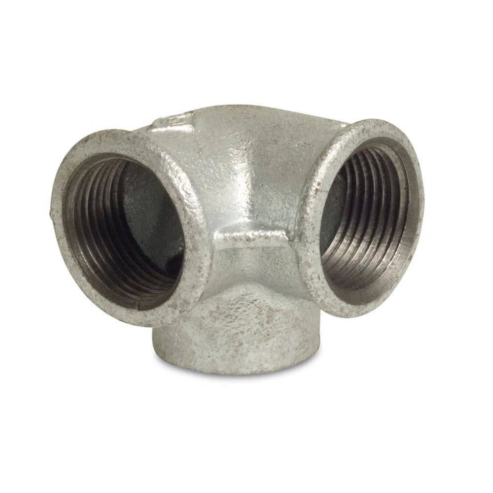 Ein silberfarbenes Metallfittingrohr mit drei Gewindeanschlüssen zum Verbinden von Rohren, das häufig in Rohrleitungssystemen verwendet wird.
