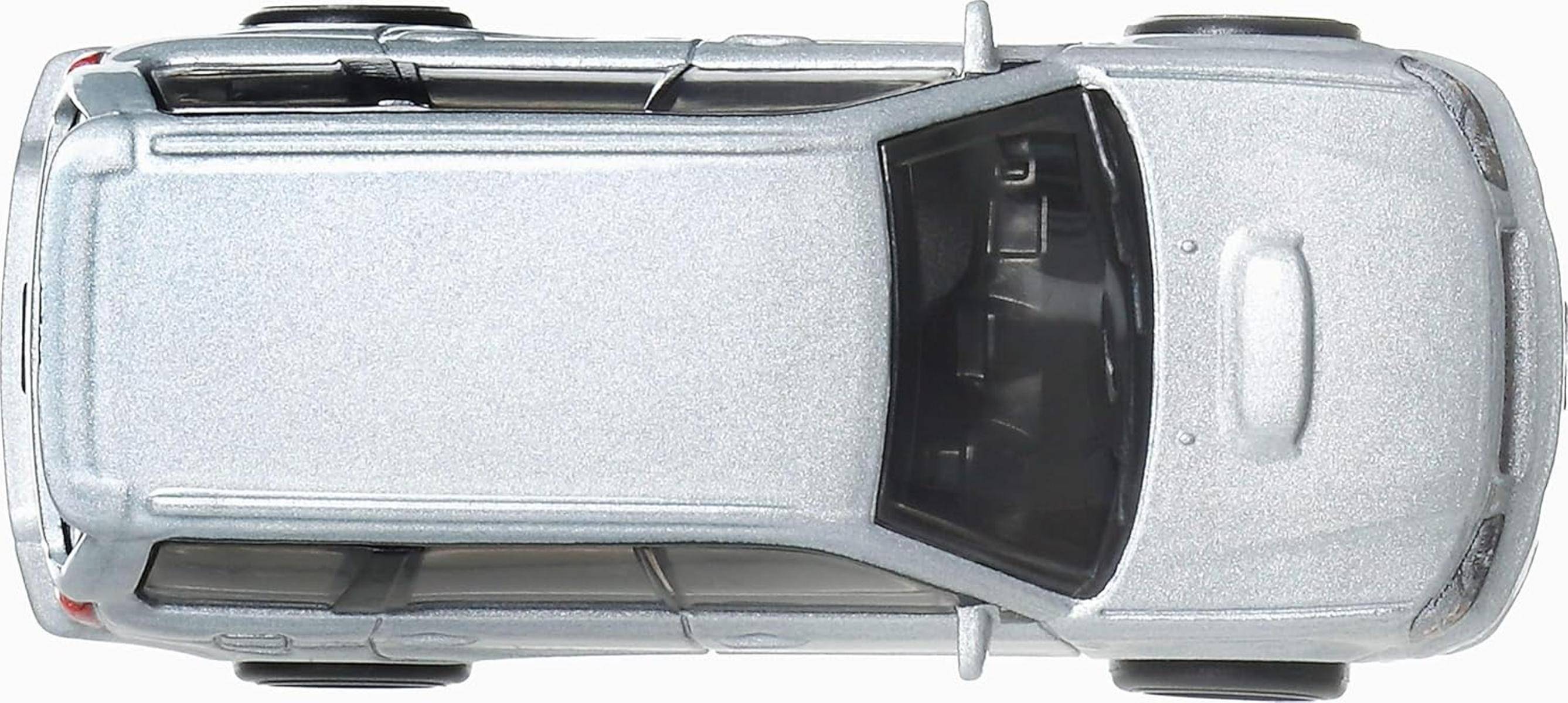 Luftaufnahme eines silbernen Mittelklassewagens mit Schiebedach, geparkt auf einem einfachen weißen Hintergrund.