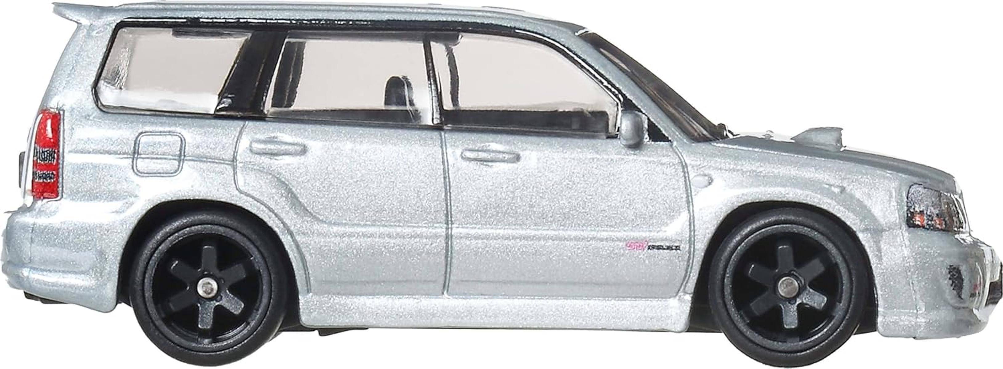 Silberne Autotür mit Griff und Schloss, von der Seite vor weißem Hintergrund betrachtet.