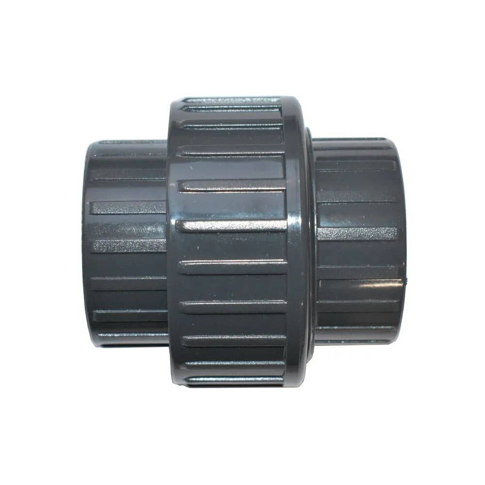 Ein graue PVC-Verbindungsstück, das in Installationssystemen verwendet wird, von der Seite dargestellt mit zwei Gewinde-Enden zum sicheren Verbinden von Rohren.