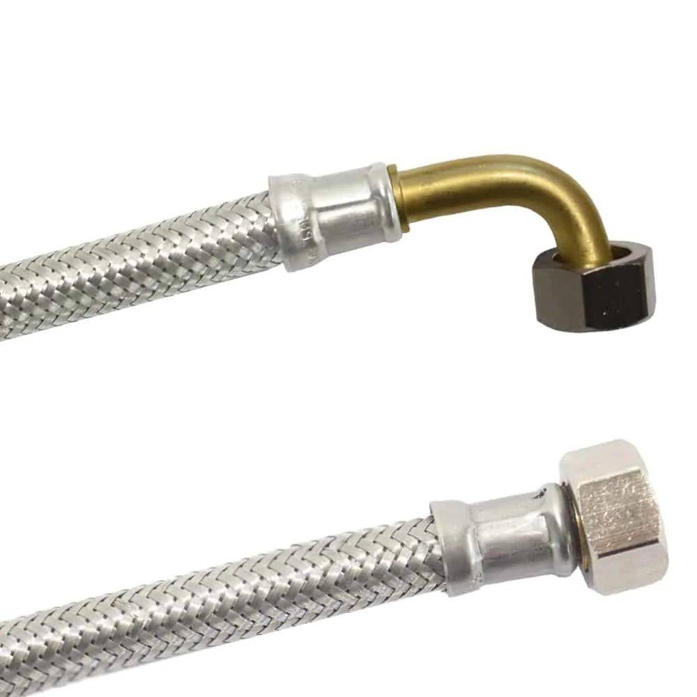 Zwei geflochtene Metallschläuche mit goldenen und silbernen Anschlüssen, aufgerollt, möglicherweise für Sanitär- oder Industrieanwendungen verwendet.