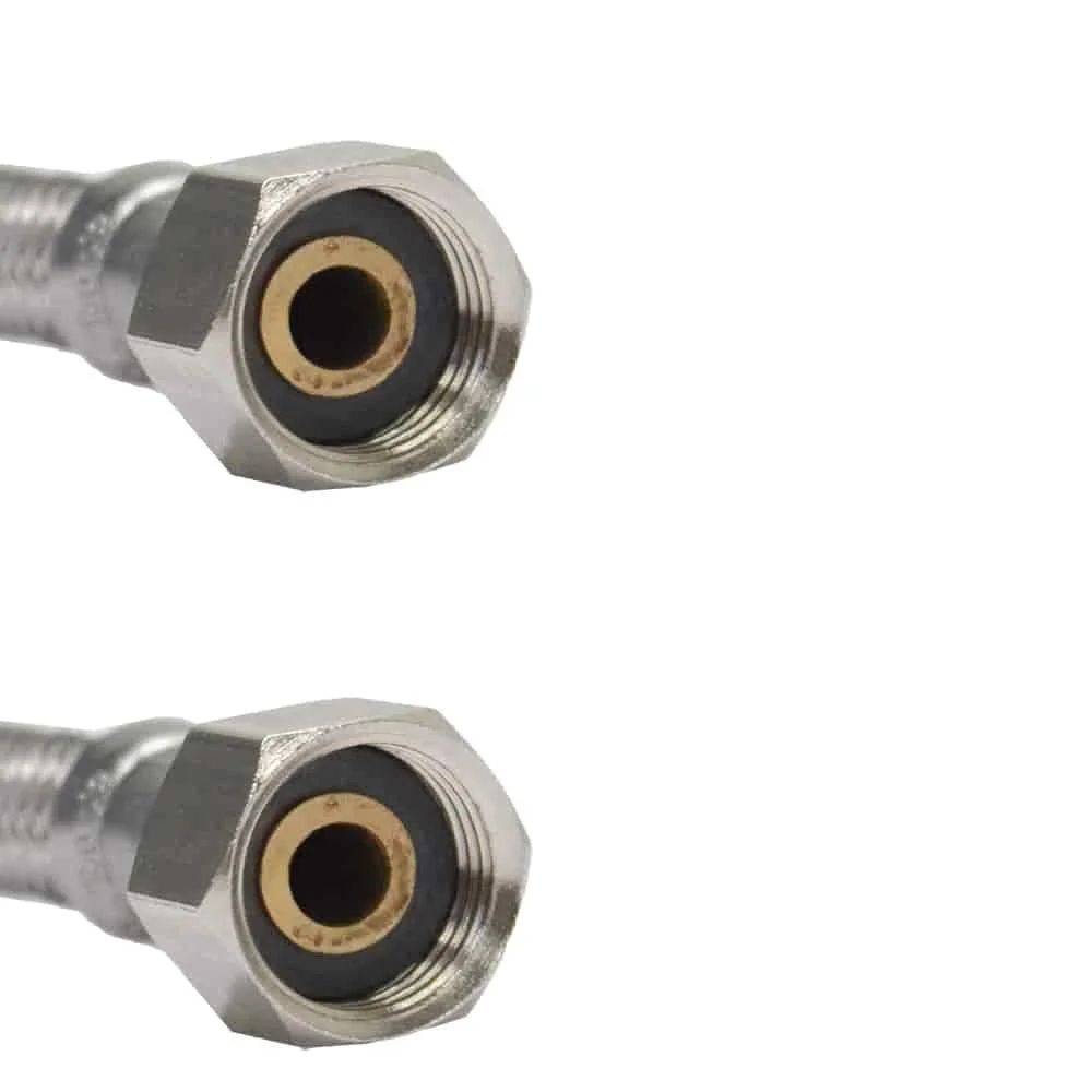 Zwei flexible Metallschläuche mit Sechskantmuttern und Gummiundichtungen, die für Rohrleitungsverbindungen verwendet werden.