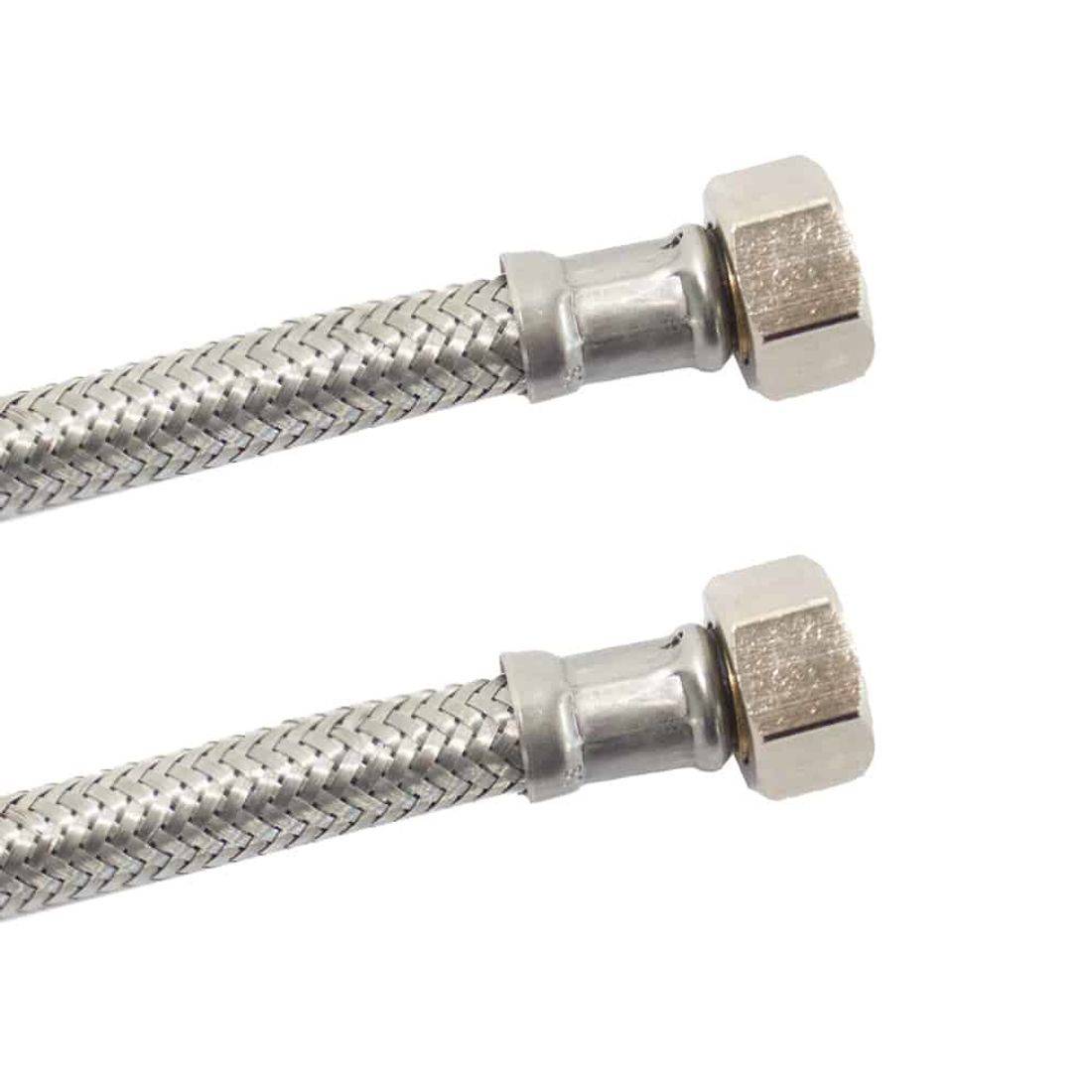 Zwei flexible Metallgeflechtschläuche mit Sechskantmuttern, verwendet für Sanitärinstallationen.