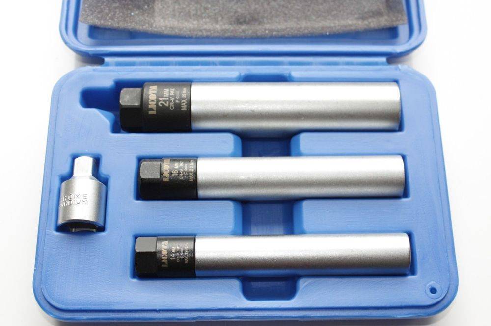 Steckschlüssel in einem blauen Kunststoffkoffer in verschiedenen Größen mit den Aufschriften 14 mm, 17 mm und 19 mm. Ein Schraubenschlüssel liegt neben ihnen.