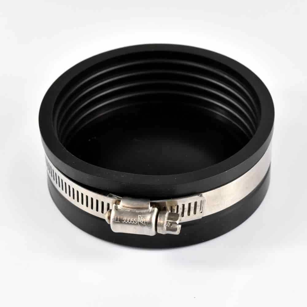 Eine schwarze, flexible Gummikupplung mit einer Edelstahlschlauchschelle, die sie umgibt, wird zum sicheren Verbinden von Rohren verwendet.