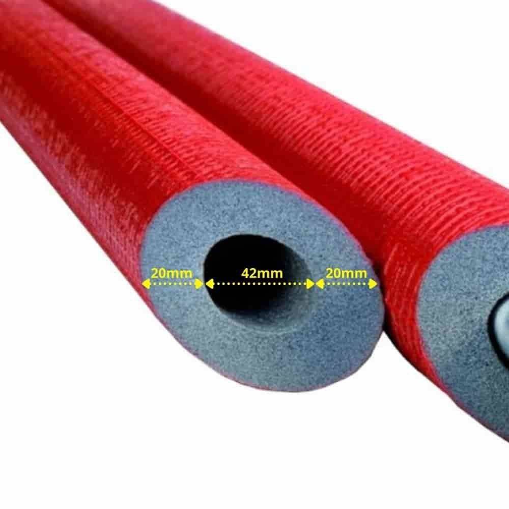 Rote zylindrische Schaumstoff-Rohrisolierung mit 42 mm Innendurchmesser und 20 mm Wandstärke, entwickelt zur Isolierung von Rohrleitungen.