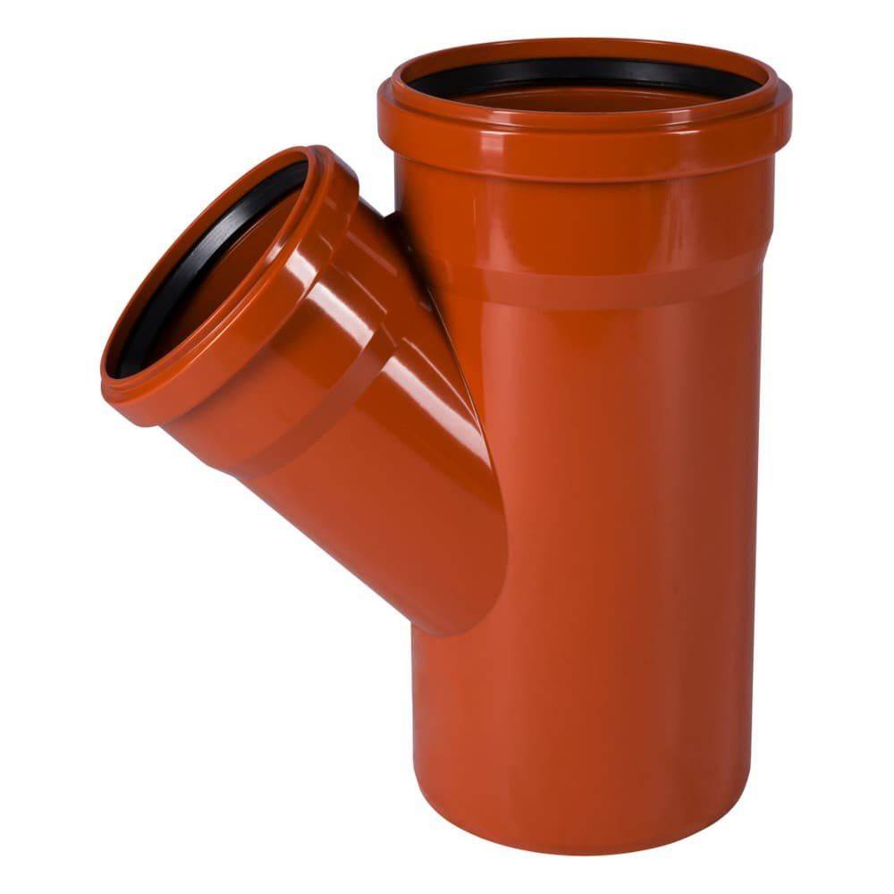 Ein brauner, Y-förmiger Kunststoffrohrverbinder für Sanitärinstallationen mit zwei schräg angeordneten Auslässen vor einem einfachen weißen Hintergrund.