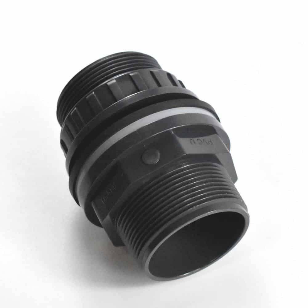 Ein schwarzer PVC-Stecknippel mit Rippenprofil, mit Schraubgewinde an beiden Enden, verwendet für Rohr- oder Sanitärverbindungen.