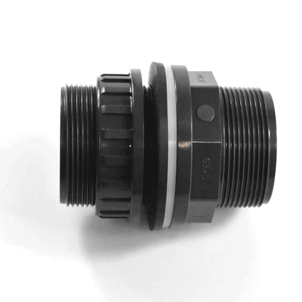 „Eine schwarze Gewinde-Metallfitting mit sechskantige Mutter und weißem Dichtung, Seitenansicht.