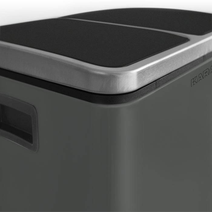 Ein Edelstahl-Mülleimer mit schwarzem Deckel, mit elegantem Design und berührungsloser Bedienung, geeignet für moderne Küchen.