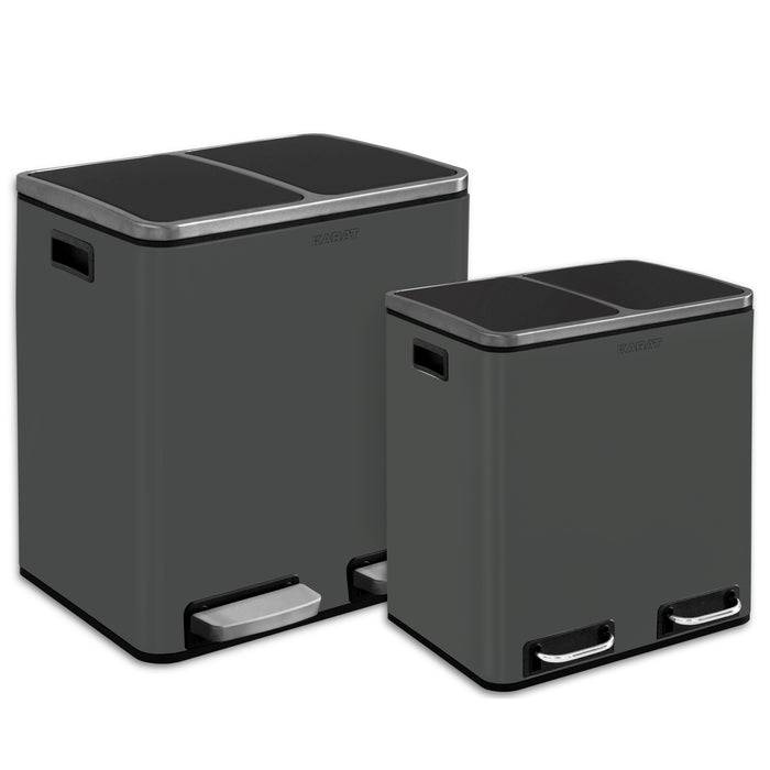 Zwei graue Recyclingbehälter mit Fußpedalen, einer größer und einer kleiner, für die Abfallsortierung im Haushalt.