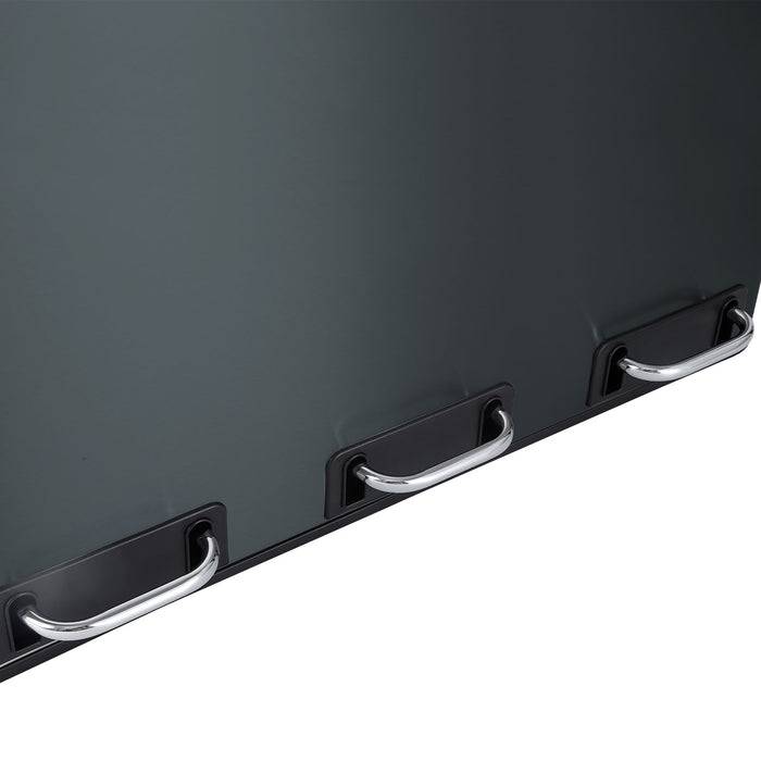 Eine Nahaufnahme eines dunkelgrauen Aktenschranks mit drei verchromten Griffen, die sein elegantes und modernes Design hervorhebt.