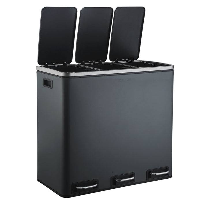 Schwarzer dreiteiliger Mülleimer mit offenen Deckeln und Fußpedalen, konstruiert zur Müllsortierung in Küchen- oder Büroumgebungen.