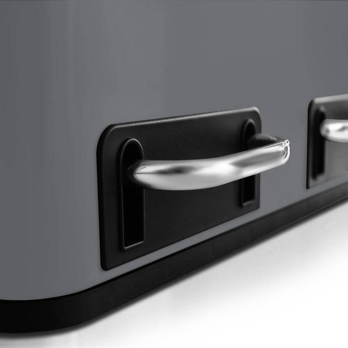 Metallgriffe an einer grauen Gerätentür, die ein robustes und modernes Design suggerieren.