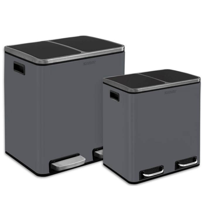 Zwei graue Mülleimer mit zwei Kammern und Pedalbetätigung, nebeneinander platziert und in unterschiedlichen Größen.