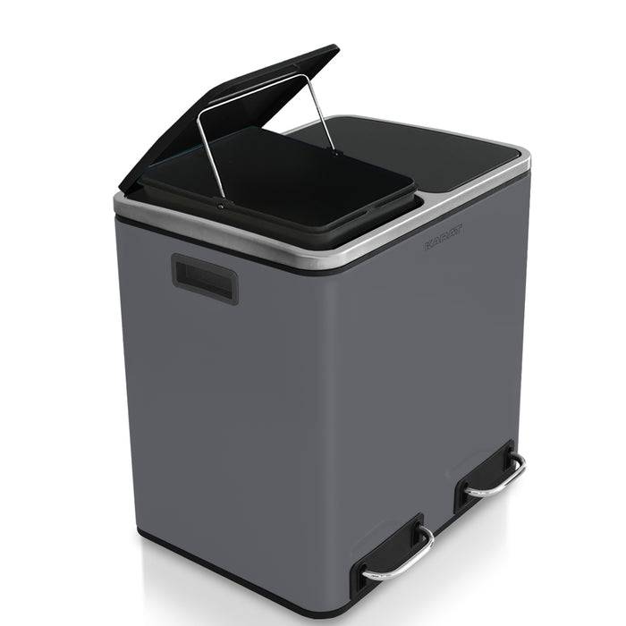 Ein grauer, zweikammriger Mülleimer mit schwarzem, leicht geöffnetem Deckel, der einen Griff zeigt. Geeignet zur Mülltrennung und zum Recycling.