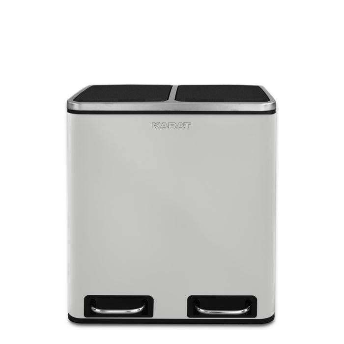 Ein zweiteiliger Edelstahl-Recyclingbehälter mit zwei Fußpedalen für separate Abfalltrennung, auf der Vorderseite mit der Marke „Karat