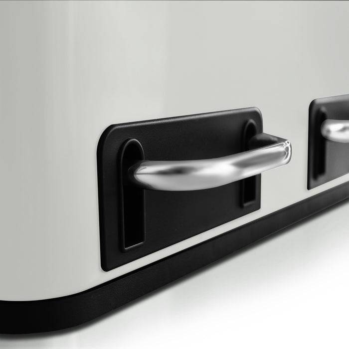 Nahaufnahme von zwei metallischen Griffen, die an einer glatten, weißen Oberfläche angebracht sind. Die Griffe sind elegant und modern, vor einem glänzenden Hintergrund platziert.