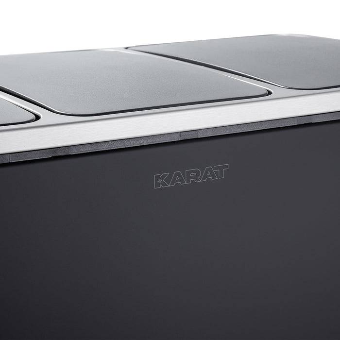 Ein eleganter, moderner schwarzer Mülleimer mit silberner Oberkante und dem Markennamen 