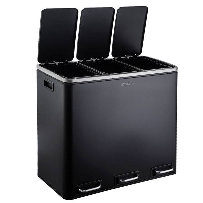 Ein schwarzer dreiteiliger Mülleimer mit offenen Deckeln zum Sortieren von Abfällen, Metallpedalen für berührungsloses Bedienen und Seitengriffen.