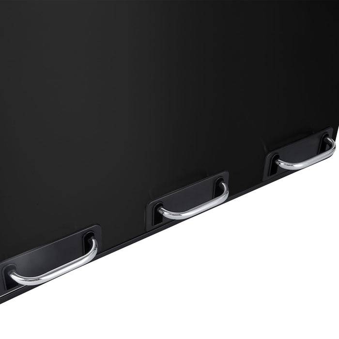 Ein Nahaufnahmebild einer glattenszwarzen Oberfläche mit drei gleichmäßig verteilten metallischen Griffen.