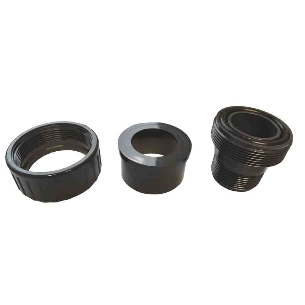 Drei schwarze zylindrische Rohrbeschläge mit unterschiedlichen Designs und Größen, nebeneinander angeordnet.