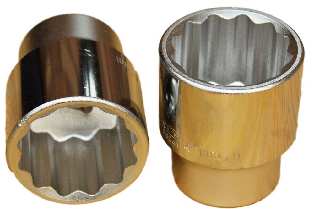 Zwei große Rohrsteckschlüssel, einer umgekehrt positioniert, zeigen die Innen- und Außenmetalloberfläche. Größe als 41 mm gekennzeichnet.