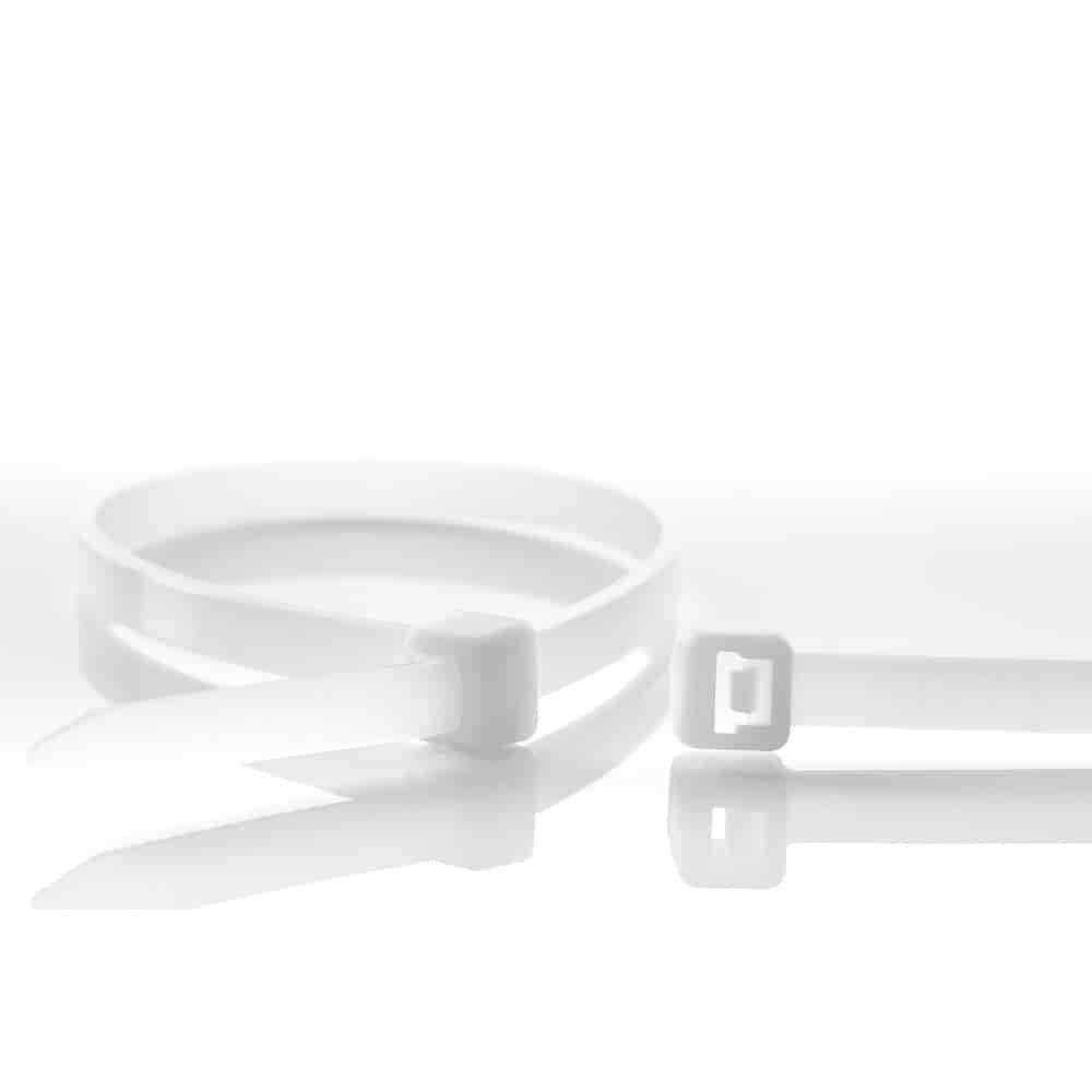 Drei weiße Kabelbinder in verschiedenen Längen liegen flach und zeigen ihren Verschlussmechanismus sowie das flexible, strukturierte Nylonmaterial.