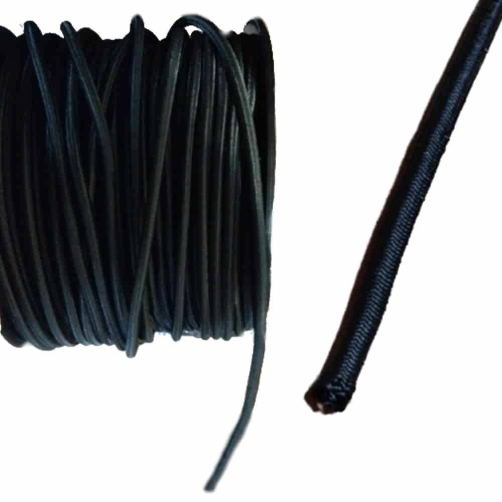 Eine Spule aus schwarzem Lederschnur und ein separates gerades Stück aus demselben Material werden vor weißem Hintergrund präsentiert.