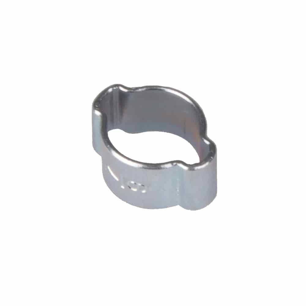 Eine metallische Schelle mit glatter, kreisförmiger Ausführung, mit einem offenen Bereich zur Befestigung von Rohren oder Schläuchen.