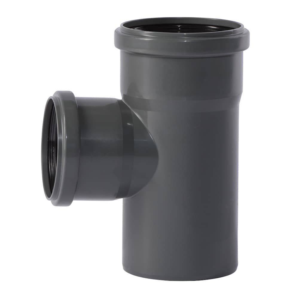 Ein grauer Kunststoffrohrverbinder mit T-Stück-Design, das zwei horizontale und eine vertikale Rohrö­ffnung für Sanitärverbindungen zeigt.