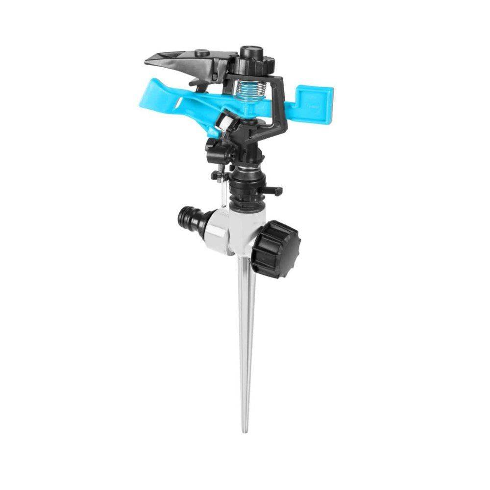Ein blau-schwarzer Gartensprinkler mit spitzer Stakesbasis zur Bodenverankerung, entwickelt für die Rasenbewässerung.
