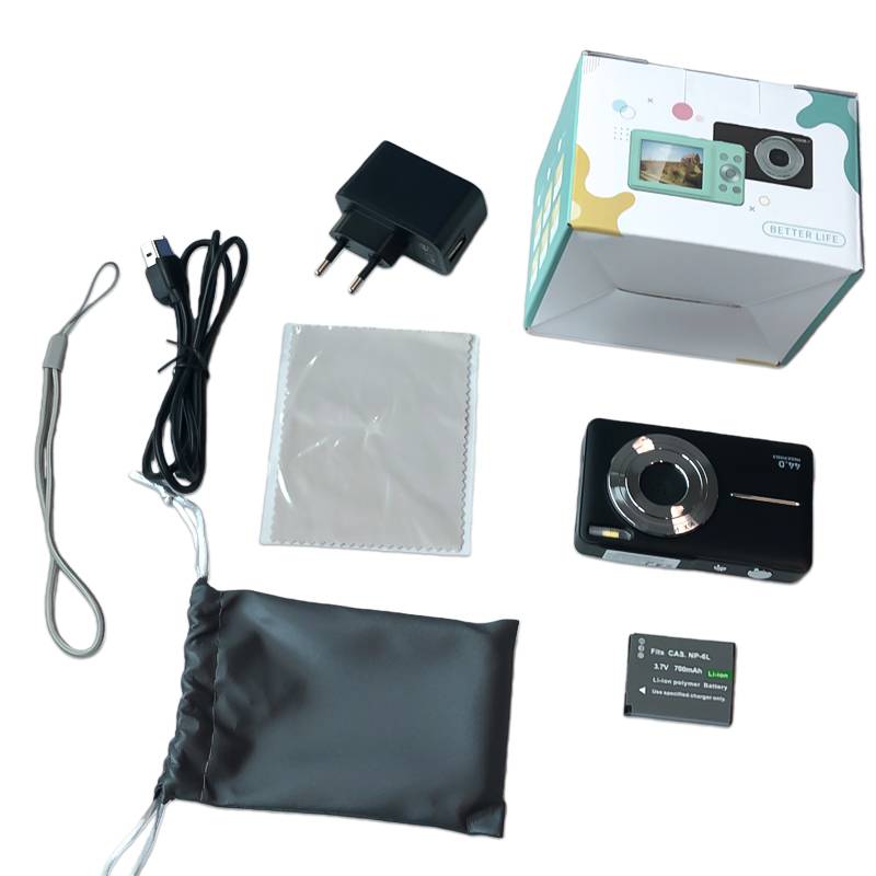 Ein digitales Kamera-Set umfasst eine Kamera, ein Ladegerät, ein USB-Kabel, einen Akku, einen Handgelenksriemen, eine Schutztasche und ein Reinigungstuch, angezeigt mit Verpackung.