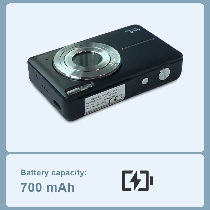 Eine schwarze Digitalkamera mit silbernem Objektiv und Kontrolltasten wird über dem Text „Batteriekapazität: 700 mAh