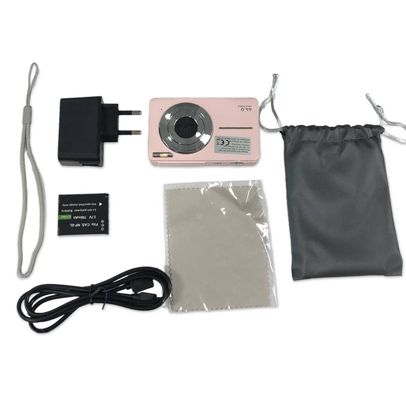 Eine rosa digitale Kamera mit Zubehör, einschließlich Ladegerät, Batterie, USB-Kabel, Handgelenkschlaufe, Reinigungstuch und einer grauen Tasche.