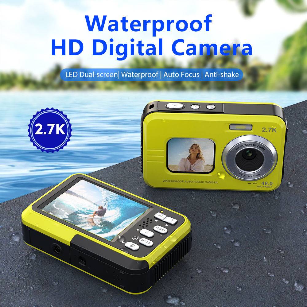 Wasserdichte HD-Digitalkamera mit Dual-Bildschirmen neben Wasser. Funktionen umfassen 2.7K-Auflösung, Autofokus und Antivibration.