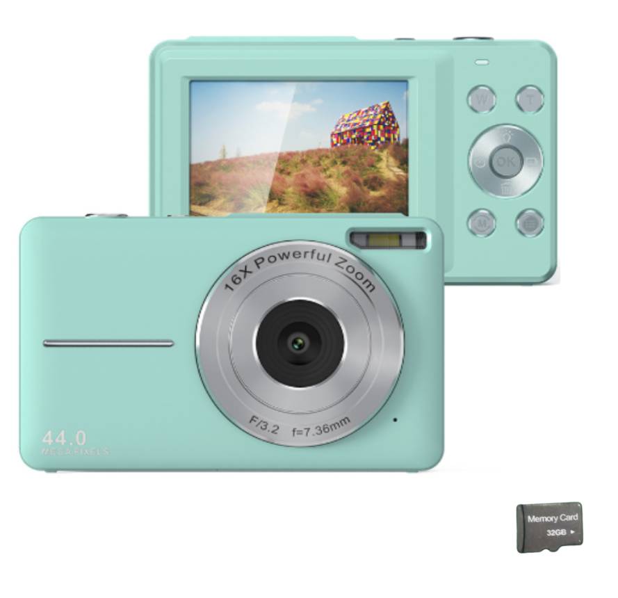 Eine türkisfarbene Digitalkamera mit 16X Zoom und einem rückseitigen Display, das ein buntes Haus zeigt. Beinhaltet eine 32GB Speicherkarte.