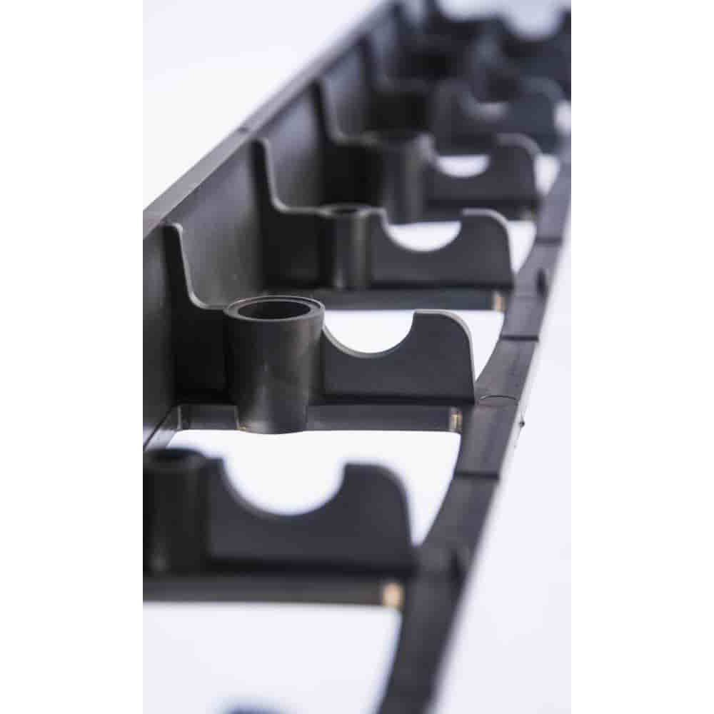 Schwarzes Kunststoffregal mit mehreren Schlitzen, wahrscheinlich zur Aufbewahrung oder Organisation von Objekten in horizontaler Ausrichtung, mit einem zylindrischen Halter an jedem Schlitz.