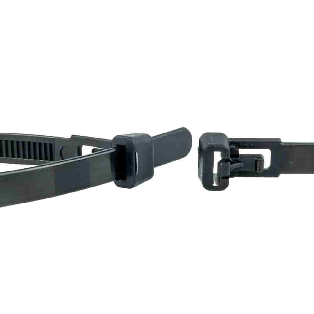 Nahaufnahme eines schwarzen Kunststoffriemens mit Verriegelungsmechanismus, der die Befestigung und Kerben zur verstellbaren Größenanpassung zeigt und auf eine Verwendung zur Sicherung oder zum Bündeln hindeutet.