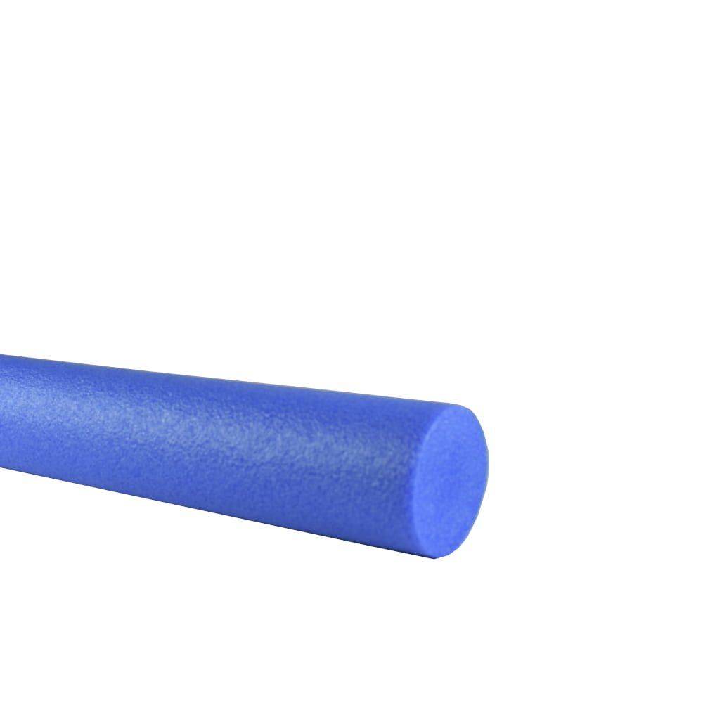 Ein blaues Schwimmnudel-Spielzeug vor weißem Hintergrund.