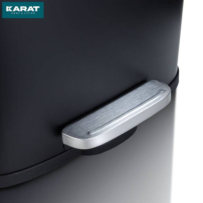Eine Nahaufnahme eines schwarzen Geräts mit einem metallischen Griff. Der Markenname „Karat Home Living