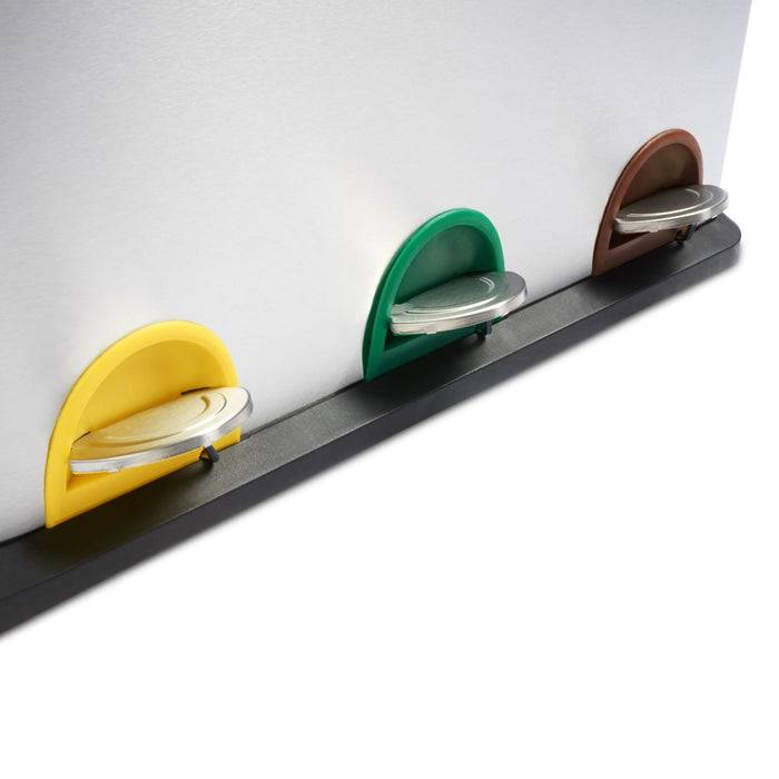 Dreigeteilter Müllbehälter mit gelben, grünen und braunen Fußpedalen, die separate Bereiche für Recycling, Kompost und Abfall anzeigen.