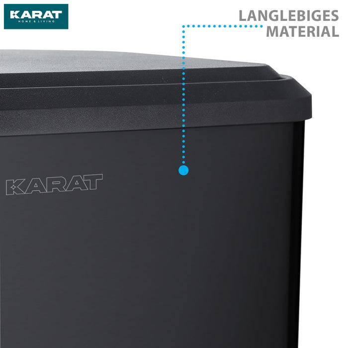 Eine schwarze Mülltonne mit der Aufschrift „Karat
