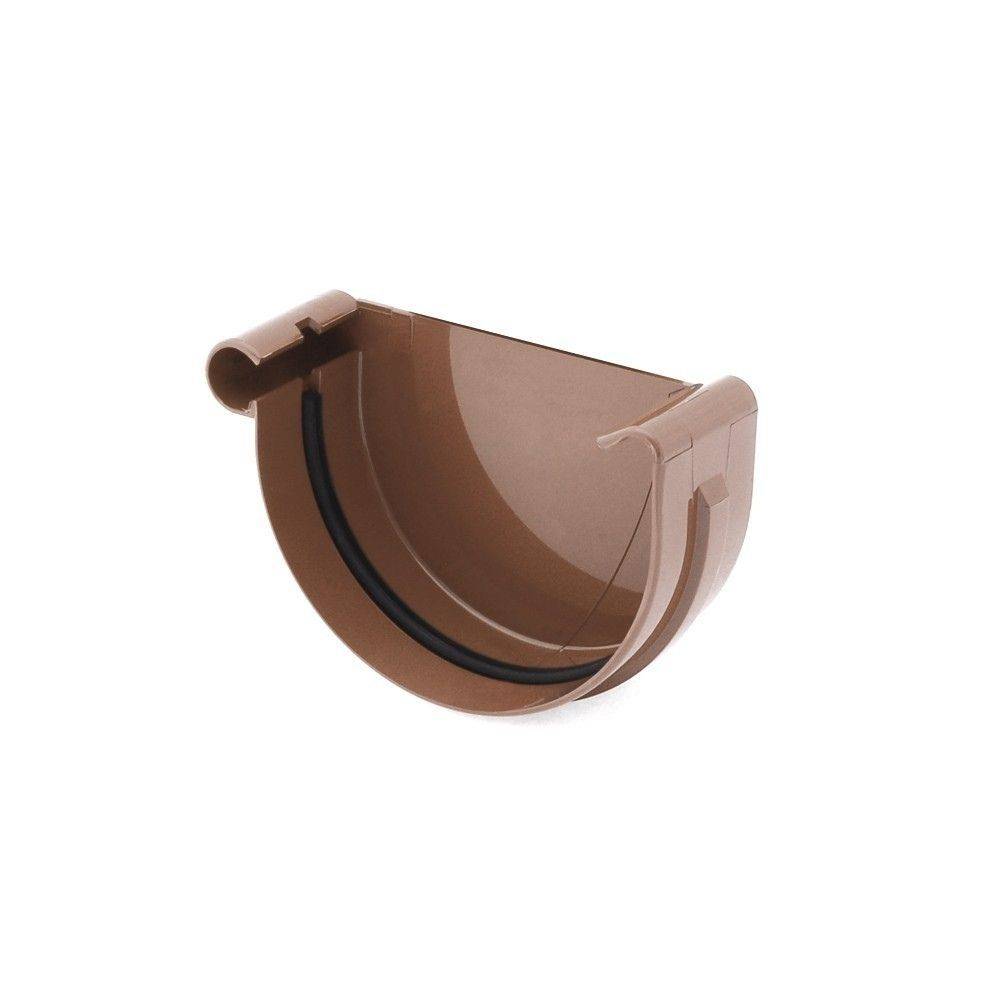 Braune Dachrinnenendkappe mit gekrümmter Form und Gummidichtung, die verwendet wird, um das Ende eines Regenwassersystems abzuschließen und Wasserlecks zu verhindern.